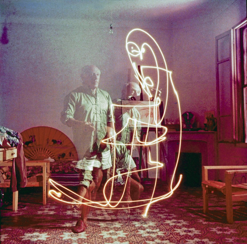 Illustration for article titled Beautiful vintage pictures of Picasso drawing with light